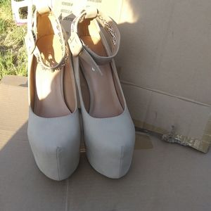 Women's size 8 1/2 covered toe w\ buckle